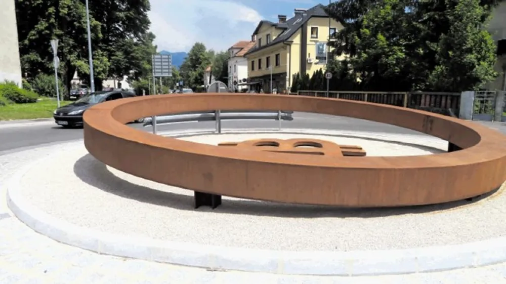Kriptovalute so vse pomembnej&scaron;i del na&scaron;ega življenja. V Kranju so najbolj znani med njimi, bitcoinu, v kroži&scaron;ču postavili spomenik.