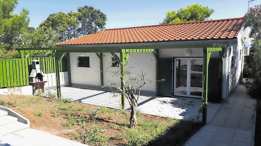 Hi&scaron;ka na Crvenem Vrhu pri Savudriji, ki je bila prenovljena lani in v kateri lahko dopustuje do &scaron;est ljudi, je zaposlenim v Slovenskih železnicah pa tudi zunanjim interesentom na voljo za 45 evrov od junija do  septembra ter za 27 evrov zunaj sezone.