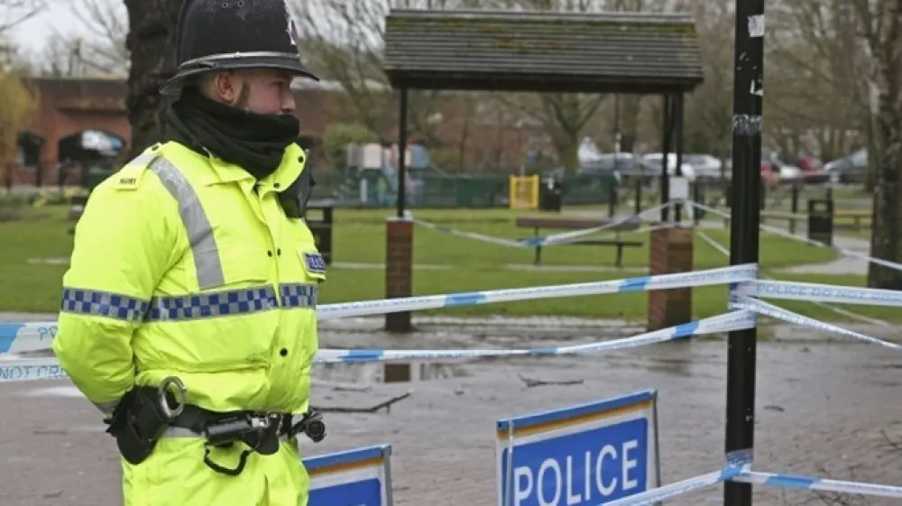 Policija je zaprla park v Salisburyju, potem ko so v bližnjem mestu   na&scaron;li dve osebi v kritičnem stanju, pri katerih sumijo na zastrupitev. V Salisburyju sta bila letos zastrupljena nekdanji dvojni agent in njegova hči. AP