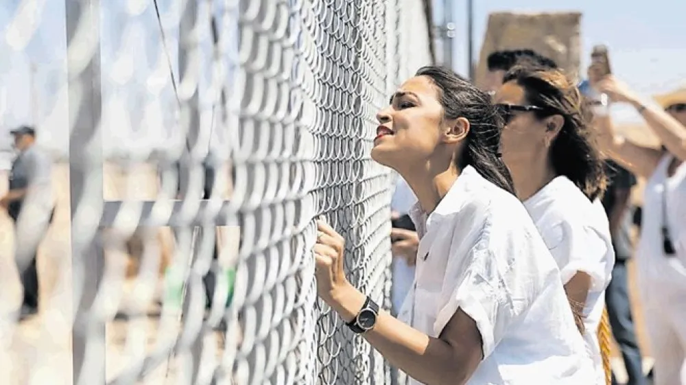 Alexandria Ocasio - Cortez, ki so jo ameri&scaron;ki mediji po njeni zmagi nad demokratskim veteranom opisali kot največji &scaron;ok volitev v letu 2018, je v preteklosti kritizirala Izrael in podpirala morebitno razre&scaron;itev predsednika Donalda Trumpa, je pa tudi ostra nasprotnica trenutne imigracijske politike.
