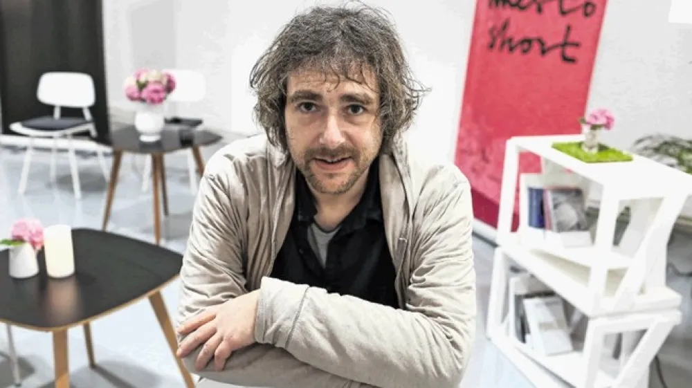 &raquo;V prozi sem si dajal du&scaron;ka, kajti ko pi&scaron;em scenarij za film, si veliko takih stvari ne morem privo&scaron;čiti. Že zaradi samocenzure, vem namreč, da so finančna sredstva za film omejena, zato si denimo ne dovolim toliko fantastike,&laquo; pravi pisatelj in režiser Blaž Kutin.