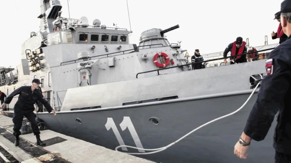 Voja&scaron;ka ladja Triglav bo konec tedna končala sodelovanje v operaciji Sophia in se vrnila v domovino. Med več tehničnimi težavami zaradi okvar in političnimi prerekanji nove italijanske vlade z drugimi članicami EU so opravili zgolj eno operativno nalogo in izvedli &scaron;tiri od enajstih načrtovanih plovb.