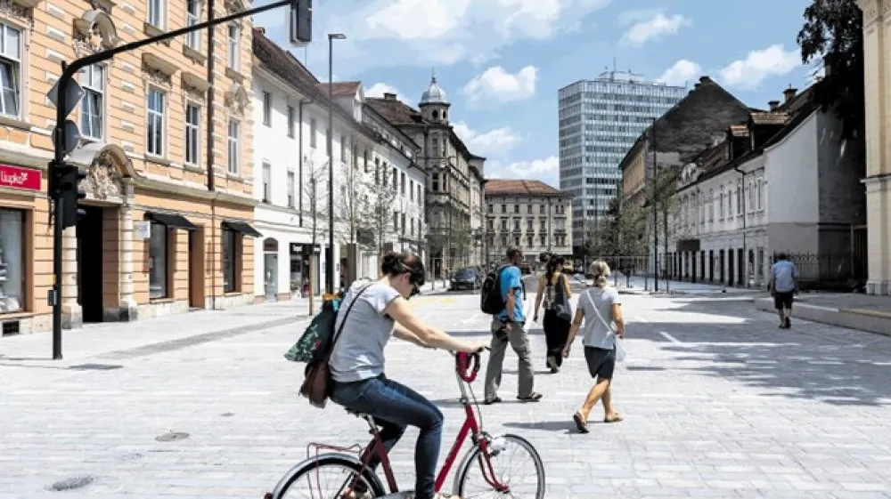 Prenovljena Gosposvetska cesta z novo podobo nostalgično očara, a na njej &scaron;e ni pravega življenja.