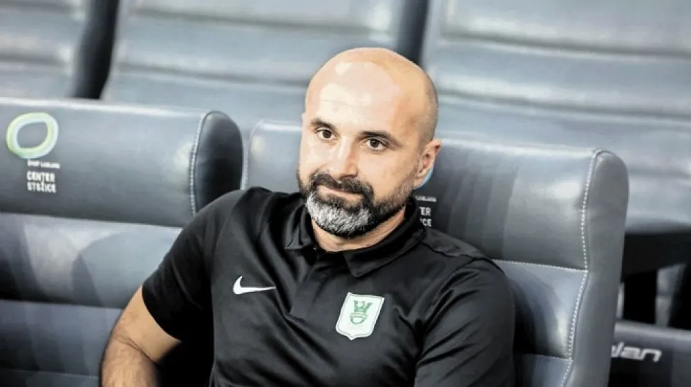 Aleksandar Linta:  Čeprav je Zemun, kjer sem nogometno odrasel, bolj vezan na Partizan, nisem navijač črno-belih. Enak negativen odgovor je glede Crvene zvezde. Ko smo bili otroci, smo  navijali za razne klube, zdaj pa navijam za tistega, v katerem delam.