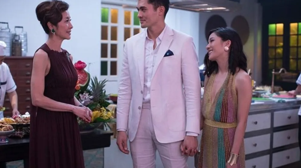 Constance Wu v vlogi Rachel Chu sledi svojemu zaročencu v Singapur, kjer bo spoznala njegovo družino, a se ji ne sanja, kako nesramno bogati pravzaprav so.