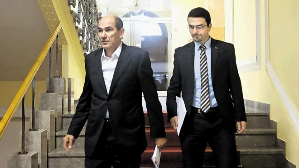 Po navedbah na&scaron;ih sogovornikov naj bi seje izvr&scaron;ilnega odbora NSi vse bolj zaznamovalo   razpoloženje v slogu &raquo;le za Jan&scaron;o hodimo&laquo;.