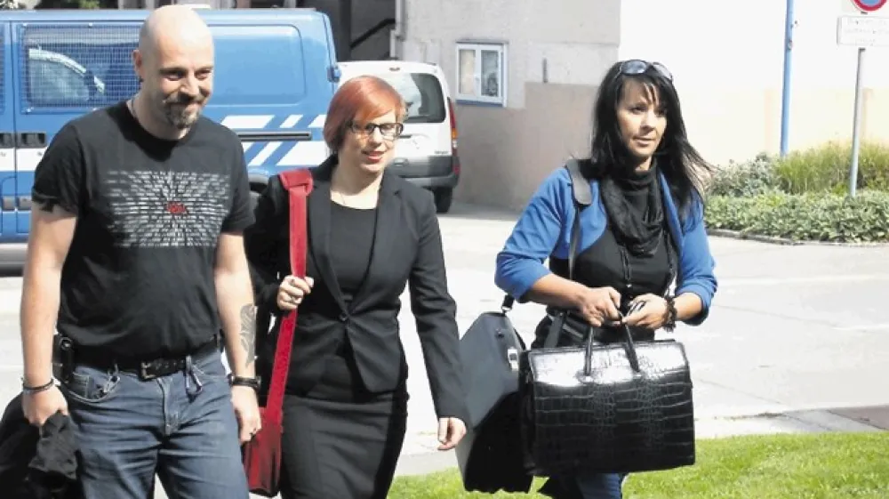 Matic in Jerneja Munc  sta odvzem mladoletne osebe priznala, Natalija Markač (desno) pa se je zagovarjala kot nedolžna. Obsojena je bila na dve leti zapora, o njeni pritožbi bo zdaj odločalo vi&scaron;je sodi&scaron;če v Mariboru.