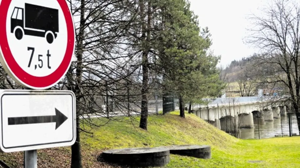 Kdaj bo vlada  skozi mejni prehod Vinica in čez tamkaj&scaron;nji most dovolila vožnjo tudi tovornjakom, težjim od 7,5 tone, &scaron;e ni znano.