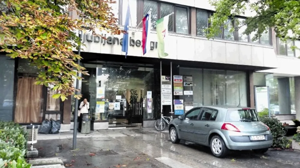 V času, ko zaradi prenove stavbe na Linhartovi cesti 13 (na fotografiji) upravna enota Ljubljana ne bo mogla izvajati porok na tej lokaciji, se bodo pari lahko poročali bodisi na Tobačni bodisi na začasni lokaciji na Kersnikovi ulici 10.