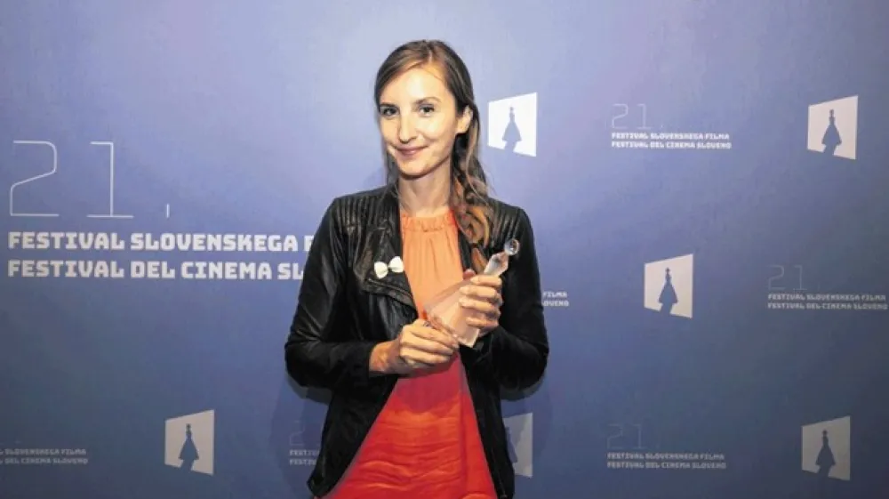 Najbolj&scaron;i celovečerni film 21. festivala slovenskega filma je postal Ne bom več luzerka, dolgometražni prvenec Ur&scaron;e Menart (na fotografiji ob podelitvi), ki je prejela tudi vesno za najbolj&scaron;i scenarij, filmu pa je posebno omembo namenila &scaron;e kriti&scaron;ka žirija. Za stransko žensko vlogo v njem je bila nagrajena Živa Selan.
