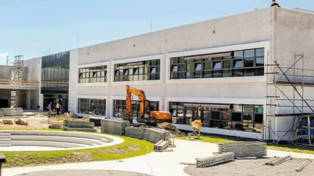 Pred dvema letoma so  končevali prvo fazo podružnične osnovne &scaron;ole na Lavrici, ki pa &scaron;e vedno ni zgrajena do konca.