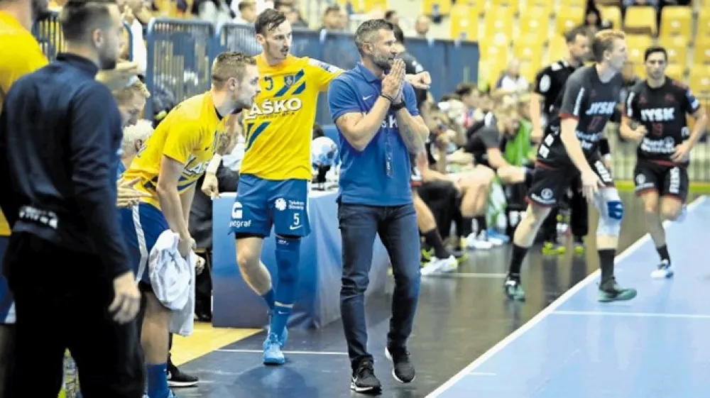 Tomaž Ocvirk (desno): To je bila zelo čustvena tekma zame, ker sem prvič v tej vlogi. Sam sem se moral sprostiti pred tekmo, to pa so potrebovali tudi fantje.