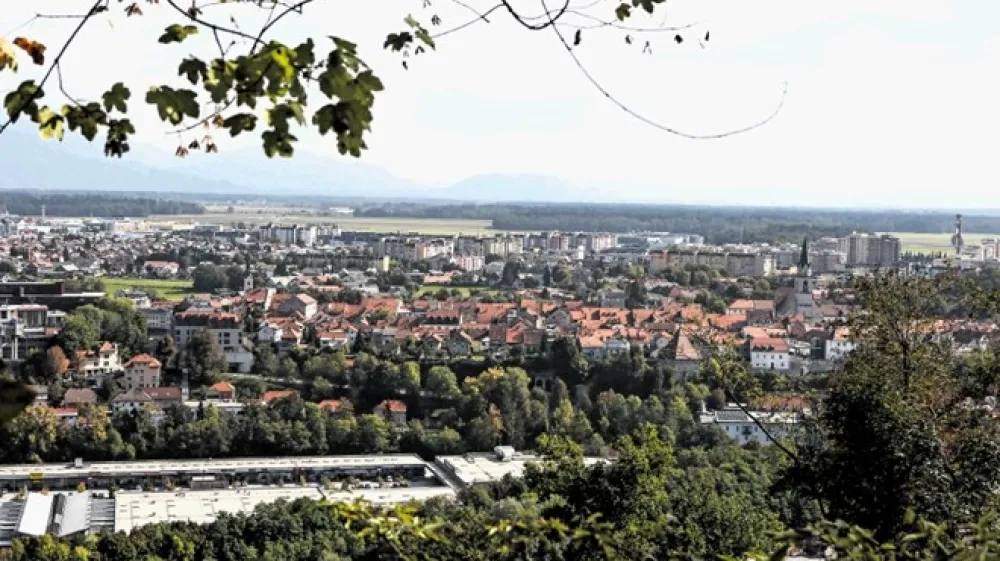 Sava, Merkur, Planika in Iskra s srednjo mlekarsko in gumarsko &scaron;olo so Kranj definirali v mnogo &scaron;ir&scaron;em okolju, kot je dana&scaron;nja država, kjer gorenjska prestolnica marsikje ni sledila razvoju tako kot Koper, Celje, Ljubljana.