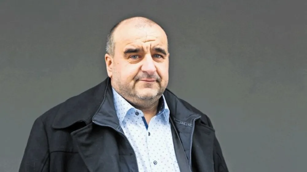 Aktualni župan Dola pri Ljubljani Janez Tekavc je po poklicu univerzitetni diplomirani pravnik  z opravljenim državnim pravni&scaron;kim izpitom in znanstvenim magisterijem. V preteklosti je delal kot novinar na RTV Slovenija, zdaj dela kot odvetnik in je član izpitne komisije za pravni&scaron;ki državni izpit za področje gospodarskega prava. Pi&scaron;e strokovne in poljudne članke za različne medije, izdal je nekaj strokovnih knjig ter pesni&scaron;ko zbirko, ljubiteljsko se ukvarja s fotografiranjem. Za županski stolček se je potegoval že na lokalnih volitvah 2010, na katerih ga je v drugem krogu premagal tedanji župan Primož Zupančič. &Scaron;tiri leta pozneje je postal župan. V primeru ponovne izvolitve bi rad nadaljeval in dokončal rekonstrukcijo cest s poudarkom na izbolj&scaron;avi prometne varnosti in gradnji pločnikov, med osrednjimi cilji je tudi ureditev sredi&scaron;ča v Dolu, v katerem bodo ambulanta, knjižnica ter prostori občine in dru&scaron;tev, nadgradil pa bi tudi kulturni program v občini.