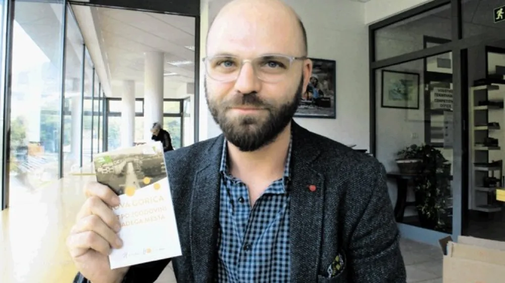 Idejni avtor in vodnik po zgodovinski poti skozi Novo Gorico je Blaž Kosovel.