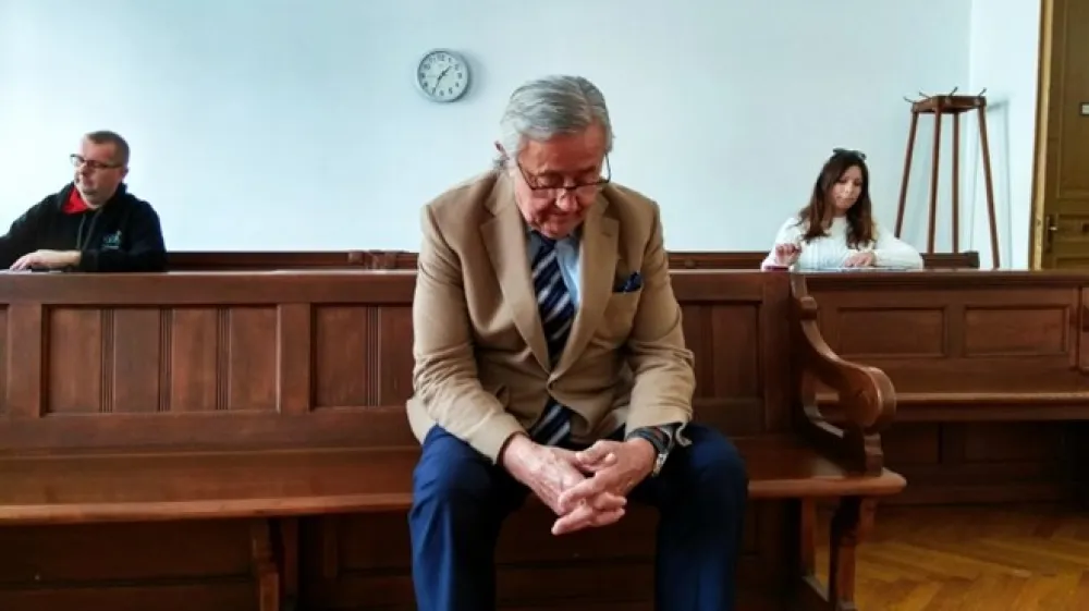 &raquo;To je totalni konstrukt, krivde po obtožbi ne priznavam,&laquo; je na dana&scaron;njem predobravnavnem naroku dejal 79-letni Walter Walter, ki mu obtožnica očita, da je v aferi Patria pomagal oprati več kot tri milijone evrov, ki so bili namenjeni za podkupnine.