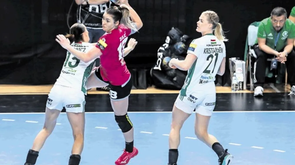 Nina Zulić (z žogo) je bila s petimi goli prva strelka Krima proti Gy&ouml;ru.