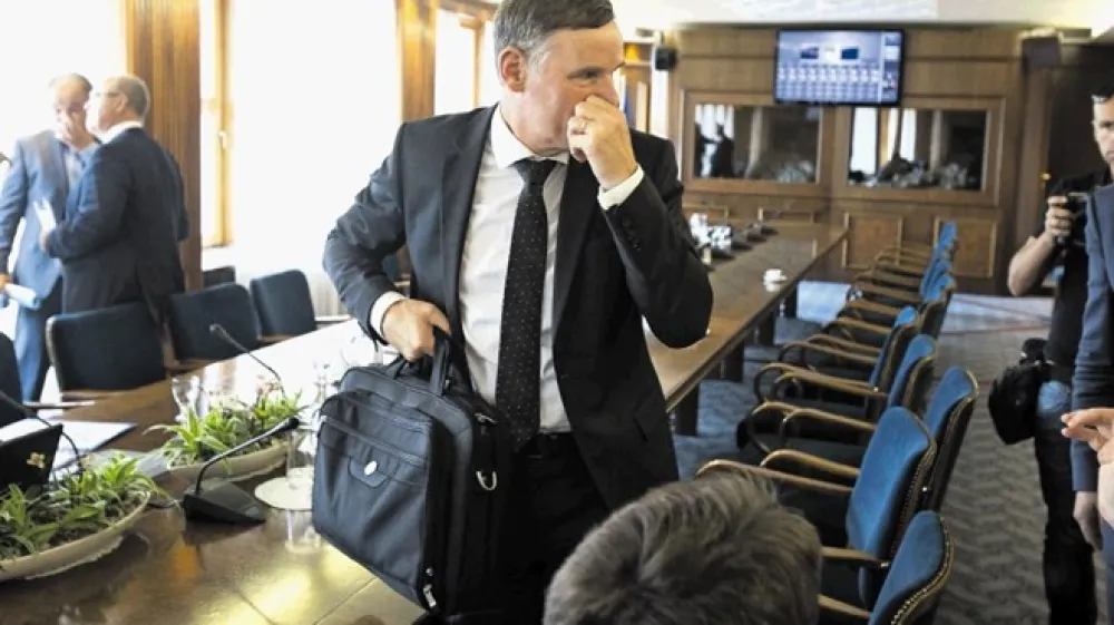 Minister za finance Andrej Bertoncelj je v torek pri&scaron;el pred koalicijske člane parlamentarnega odbora za finance z dokumentom, ki ni bil medresorsko usklajen oziroma ga večina ministrov in predsednikov koalicijskih strank sploh &scaron;e ni videla.