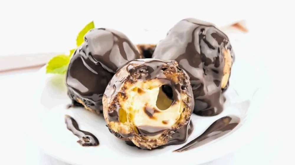 Klasični profiteroli s sla&scaron;čičarsko kremo in čokoladnim prelivom