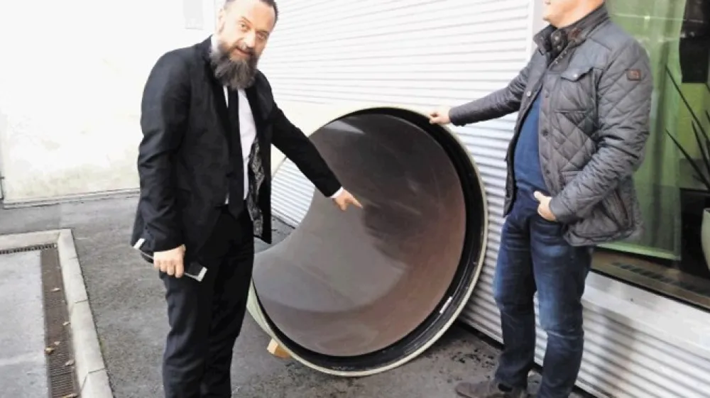 Kri&scaron;tof Mlakar, direktor javnega podjetja Vodovod-Kanalizacija,  in  David Polutnik z oddelka za gospodarske dejavnosti in promet pri občini sta včeraj ponovno zatrdila, da so vgrajeni materiali,  ki jih podjetje  Javna razsvetljava uporablja pri gradnji kanala C0, varni in ustrezni.