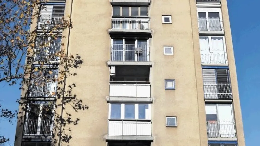 Stolpnica na Streli&scaron;ki ulici 1 bi ob močnej&scaron;em potresu verjetno utrpela zelo resne po&scaron;kodbe ali celo popolno uničenje. Ocenjujejo, da je takih stolpnic v Ljubljani &scaron;e veliko.