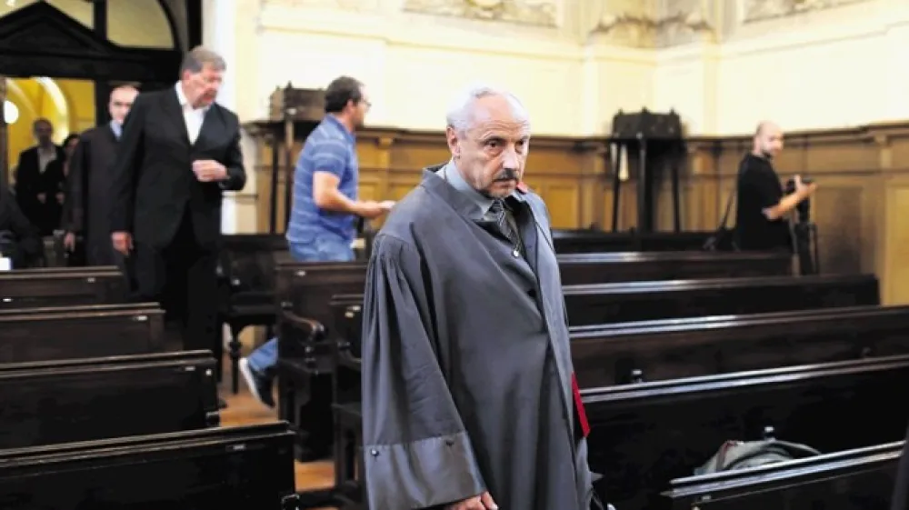 Tožilec Jože Kozina, ki je vodil &scaron;tevilne kazenske postopke na področju gospodarskega kriminala, po mnenju komisije za etiko in integriteto ne bi smel javno hvaliti zavzemanja stranke Levica za delavce.