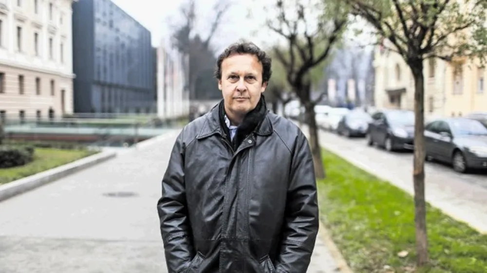 Založniki včasih pravijo, da ne bodo vzgajali bralcev, temu naj se posvečajo &scaron;ole. Nekaj samokastracije je v tem, če pisanja in objavljanja pisanja ne vidimo kot prispevka k nacionalnemu in v najbolj&scaron;ih primerih svetovnemu intelektualnemu tkivu, ampak le kot posel kakor vsak, opozarja Andrej Blatnik.