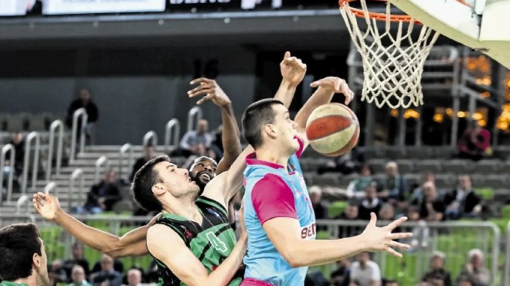 Igor Tratnik (v črnem s &scaron;tevilko 4) je odigral pomembno vlogo pri zmagi Olimpije proti Megi Bemax.