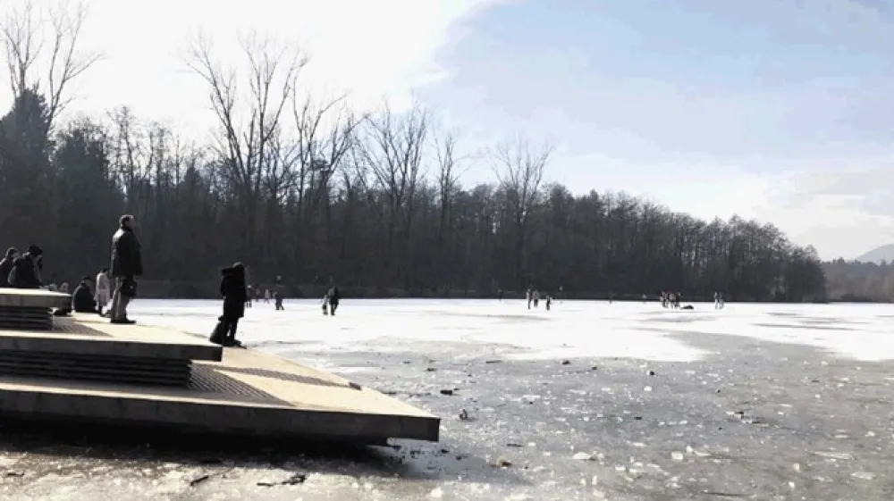Led na Kose&scaron;kem bajerju je pretanek za hojo in drsanje.