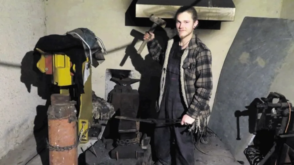 Luka Bergant si je uredil kovačnico, v kateri včasih ustvarja ob glasbi, včasih v ti&scaron;ini.