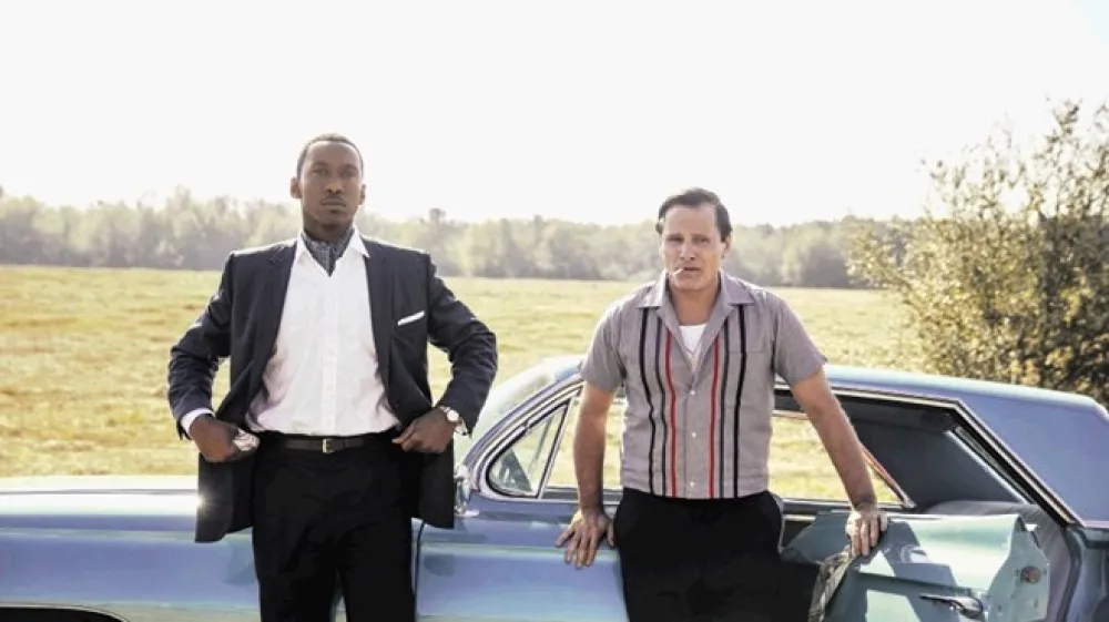 Film Zelena knjiga je lep primerek križanca filma ceste ter žanra, ki se ga je prijel izraz &raquo;buddy movie&laquo; &ndash; prijateljčka sta v tem primeru Mahershala Ali kot omikani pianist in Viggo Mortensen kot njegov neotesani &scaron;ofer.