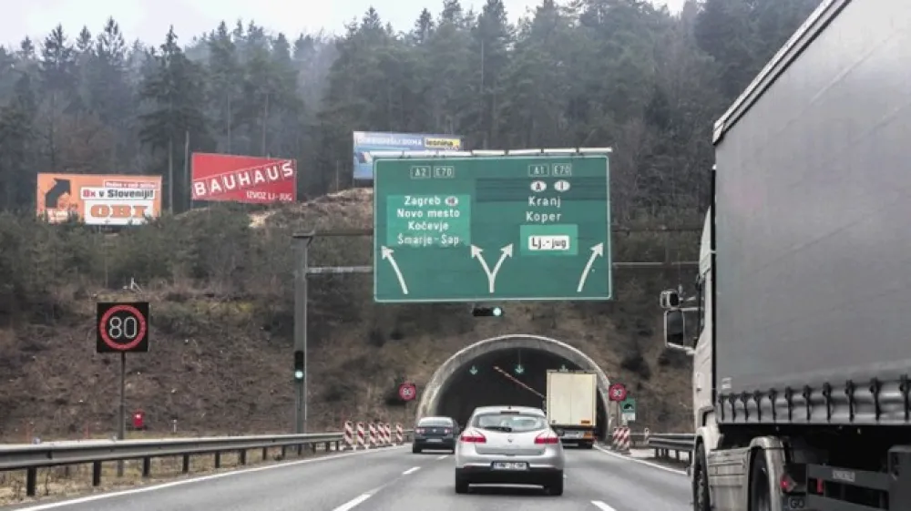 Družba za avtoceste v leto&scaron;njem letu načrtuje začetek prenove predora Golovec in bližnjega pokritega vkopa Strmec. Če bo družbi uspelo pravočasno izbrati izvajalca, bo ta prvo cev prenovil letos poleti, v nasprotnem primeru se bo prenova prestavila na prihodnje poletje.