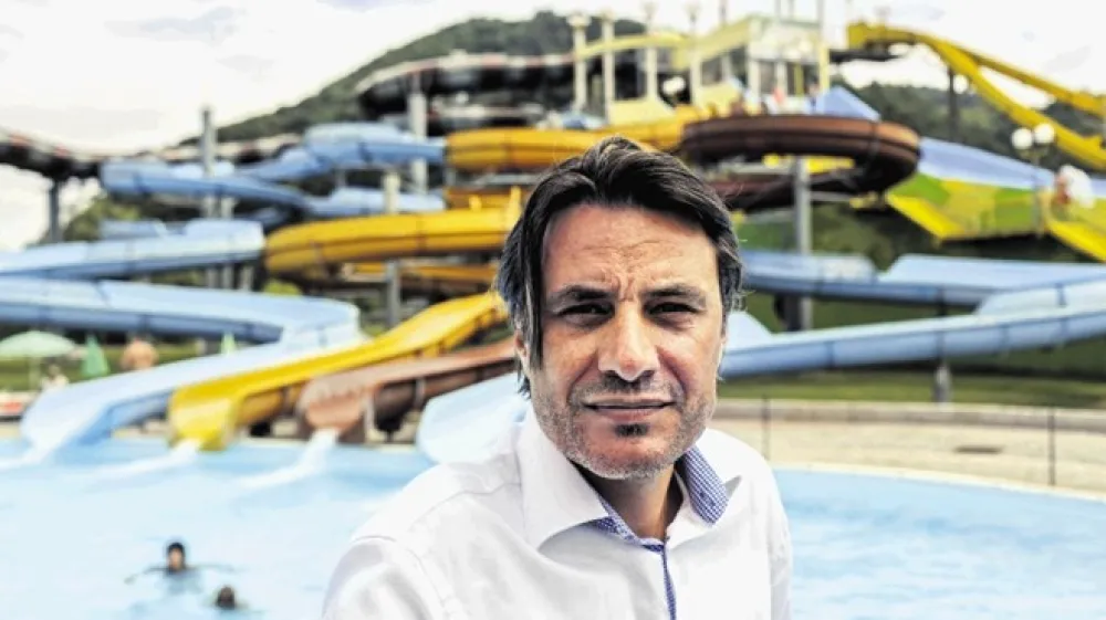 Prokurist Term Olimia Vasja Čretnik pojasnjuje, da so zaradi nelojalne konkurence na trgu delovne sile uvedli popust za delavce, ki bivajo v prostorih podjetja. Razliko morajo vrniti, če podjetje zapustijo prej kot v &scaron;tirih letih.
