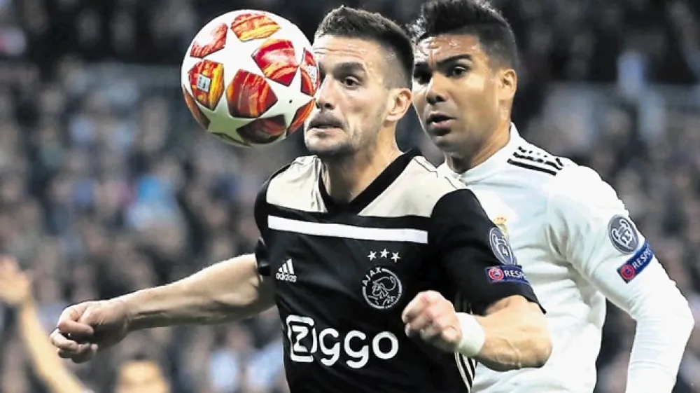 Du&scaron;an Tadić (v ospredju) je  na stadionu Santiago Bernabeu z dvema podajama in golom pokazal svoje velemojstrstvo ter bil najzaslužnej&scaron;i za senzacionalno zmago Ajaxa proti evropskemu prvaku Realu.