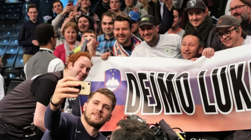 Luka Dončić se je pred tekmo z Brooklyn Nets družil s slovenskimi navijači.
