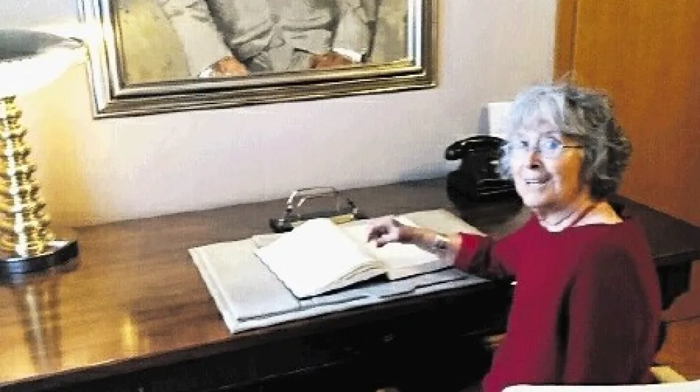 No, pa sedim za Titovo mizo, je Zoja sporočala prijateljem iz nekdanje blejske Titove vile.