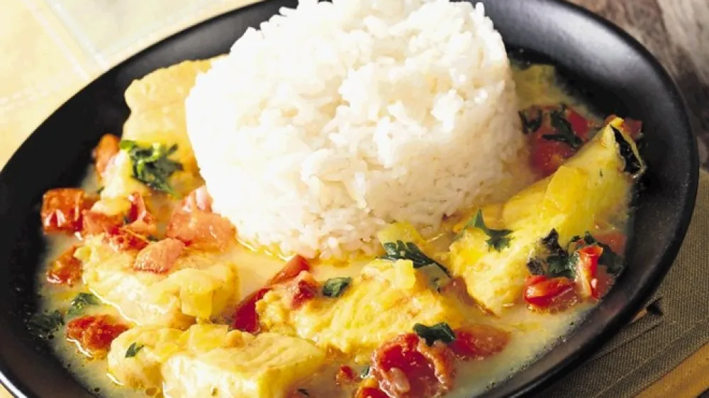 Brazilci gosto in aromatično juho postrežejo s kuhanim rižem, ki ga dajo naravnost v krožnik.