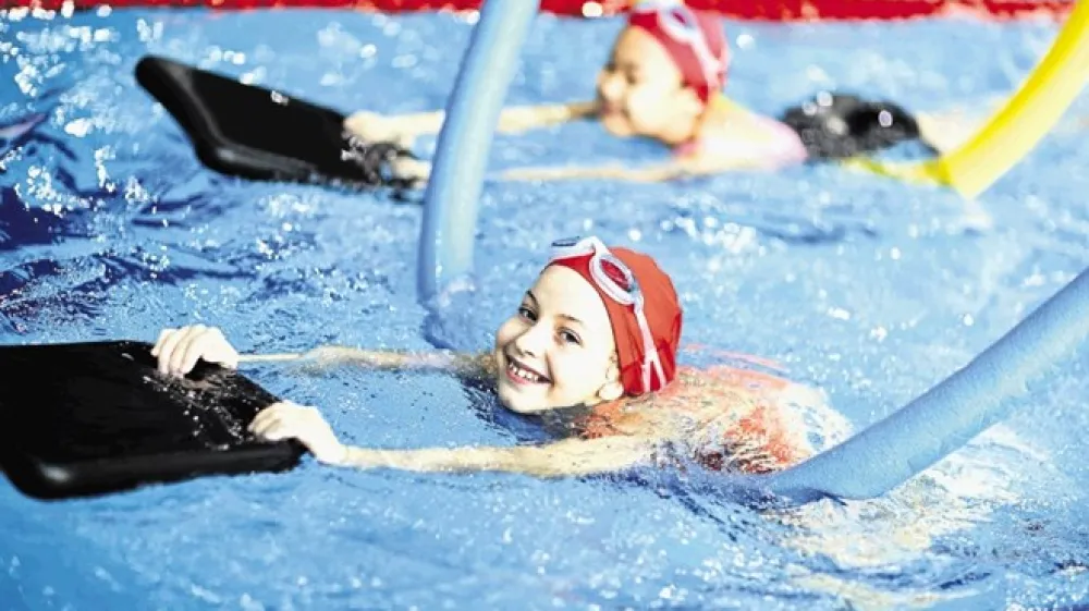 Učenje plavanja naj poteka prek igre,  otrok mora izgubiti strah pred vodo.