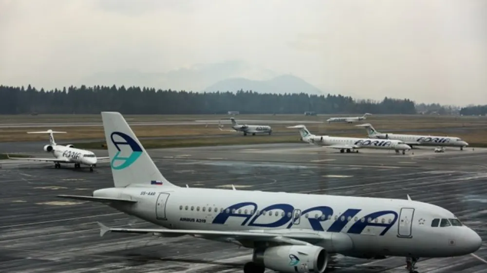 Letalska &scaron;ola Adria Airways ima danes dan odprtih vrat.