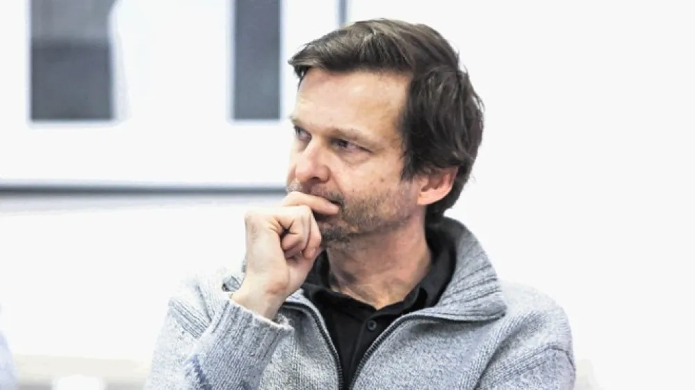 Alen Ožbolt, vizualni umetnik in profesor na oddelku za kiparstvo na ALUO, že dve leti in pol zaman čaka na ključe ateljeja, do katerega je bil upravičen na javnem razpisu MOL.