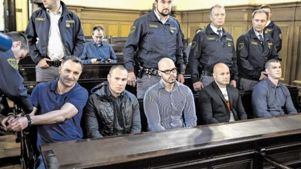 V drugo je bilo obsojenih trinajst od petnajstih obtoženih. Na sliki s pritožbene seje vi&scaron;jega sodi&scaron;ča (od leve proti desni): Dragan Beljka&scaron;, Marko Bublić, Peter Khermayer, Dragan To&scaron;ić in Dejan Zupan.