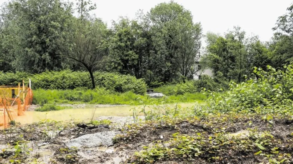 Na območju Habjanovega bajerja ob deževju redno zastaja voda.
