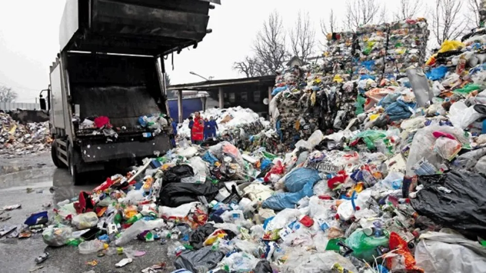 Odpadna embalaža naj bi se spet začela kopičiti pri komunalnih podjetjih  zaradi  prenizke cene, ki jo je država pripravljena plačati za interventni odvoz teh odpadkov.