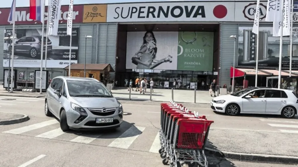 Iz načrtov za &scaron;iritev nakupovalnega sredi&scaron;ča Supernova na Rudniku je razvidno, da bodo v prizidku zgrajene tudi kinodvorane. Uradno nam sicer ni uspelo izvedeti, kdo jih bo upravljal, vendar kaže, da  v Supernovo prihaja Cineplexx, ki že nekaj let v Ljubljani i&scaron;če primerno lokacijo.