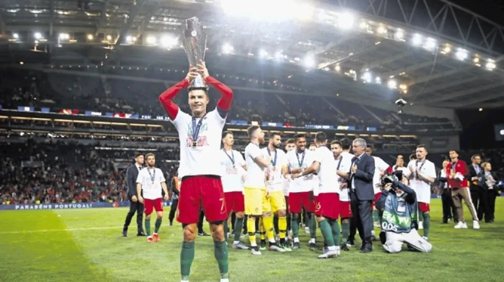 Cristiano Ronaldo (s pokalom) je na zaključnem turnirju lige narodov dosegel tri gole. Vse v polfinalu proti &Scaron;vici.