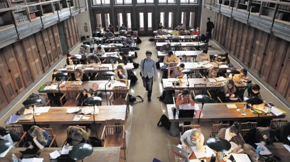 V osemnajstih dneh podalj&scaron;ane odprtosti je bilo v Narodni in univerzitetni knjižnici po 20. uri 1390 izhodov, povprečno torej 77 na dan. Bliže je izpitno obdobje, večji je tudi obisk.