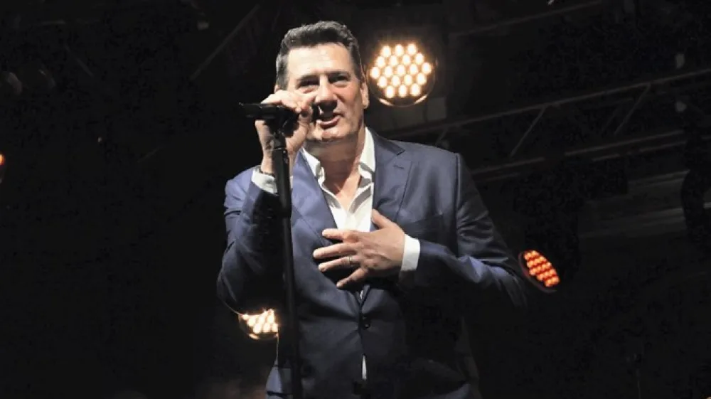 Tony Hadley se je v koncert tako vživel, da je z zaključno priredbo Suspicious Minds Elvisa Presleyja celo prekoračil koncertni hora legalis.