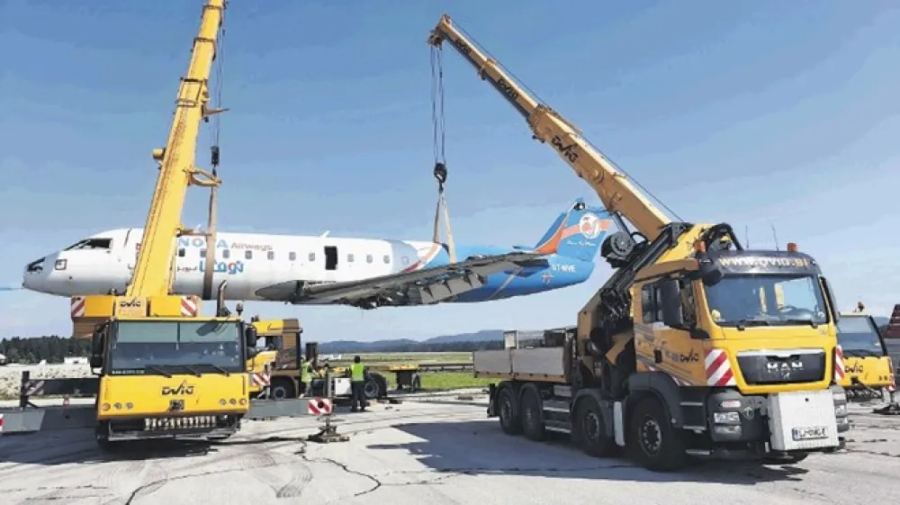 Bombardier CRJ 200ER je 17 let prevažal potnike po Mehiki, ZDA in Sudanu, zadnjih nekaj let pa je bil v hrambi na brni&scaron;kem letali&scaron;ču.