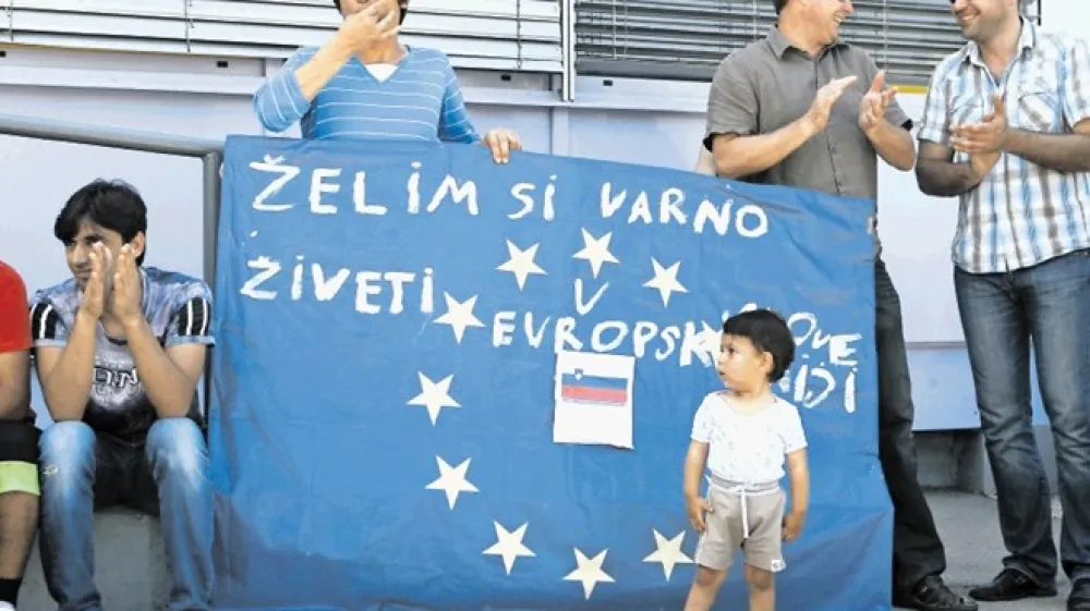 Prebivalci azilnega doma se pritožujejo nad varnostniki, prenapolnjenostjo sob, pomanjkanjem socialnih delavcev, slabo zdravstveno oskrbo in dolgim čakanjem na azil.