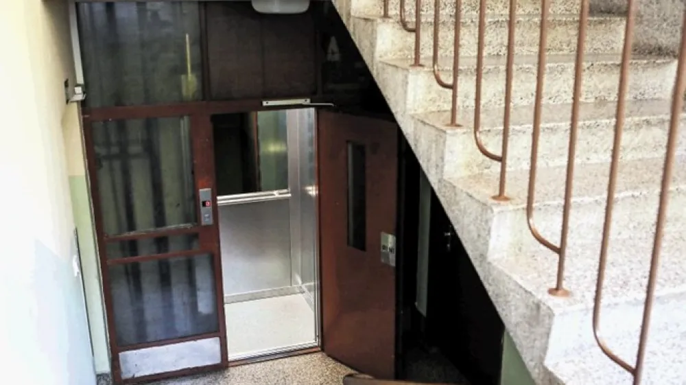 Naknadna vgradnja dvigal v večstanovanjskih stavbah je zahteven projekt, saj se morajo z njim strinjati načeloma vsi etažni lastniki. Nekateri vgradnji dvigala lahko nasprotujejo zaradi stro&scaron;kov, drugi zaradi hrupa ali tresljajev, proti pa so tudi lastniki pritličnih stanovanj oziroma stanovanj v nižjih nadstropjih, ker dvigala ne potrebujejo.